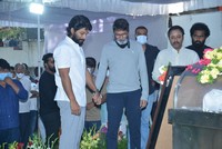 Allu Arjun Pays Last Respcets to Sirivennela Sitaramasastri